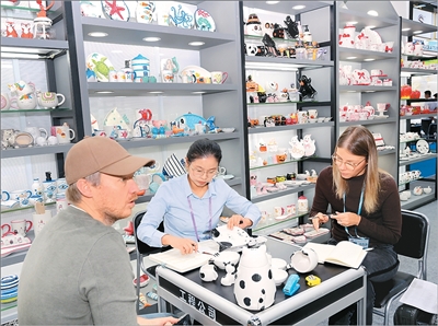 样做（我在中外交流第一线）PG麻将胡了非遗出海他们这(图1)